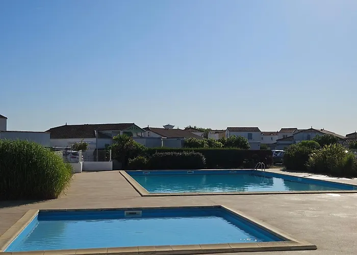 Maisonnette Lumineuse Proche Plage Avec Piscine - Fr-1-476-198