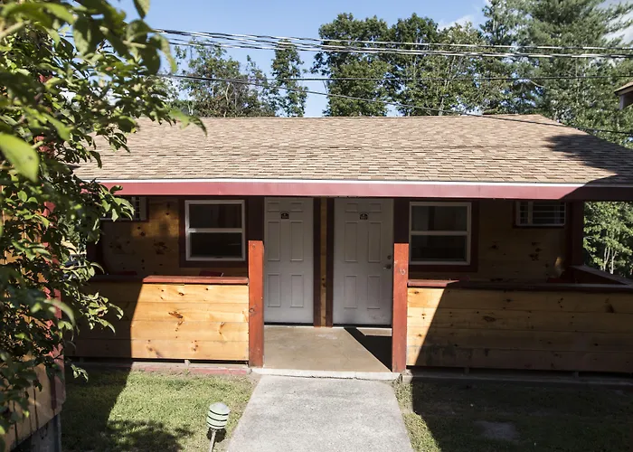 Motel: King Hendrick Motel And Suites