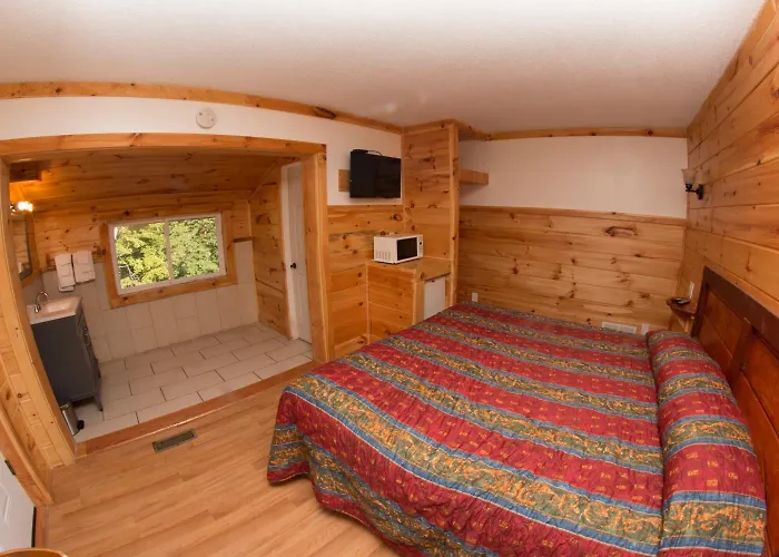 Motel: King Hendrick Motel And Suites