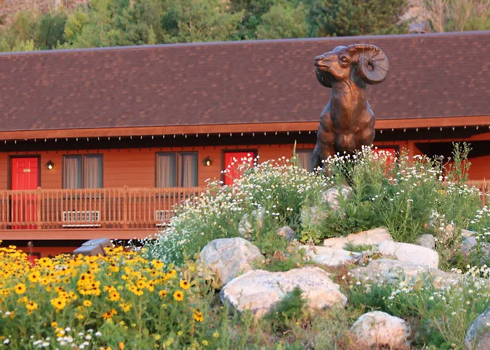 Cheap hotel: Flat Creek Inn