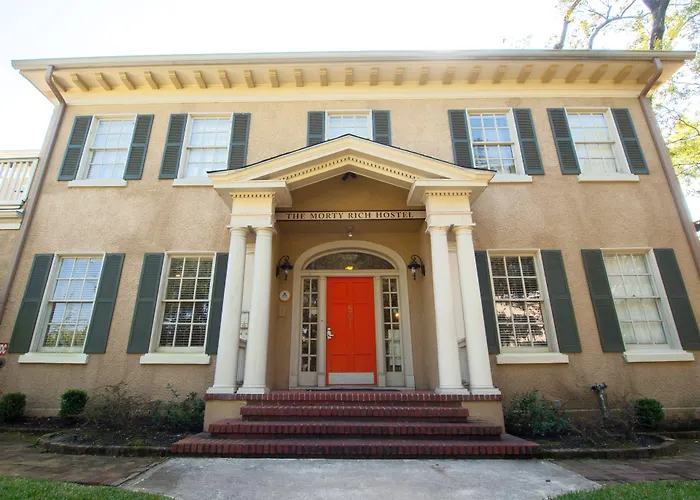 Hotel near College: Hi - Houston The Morty Rich Hostel