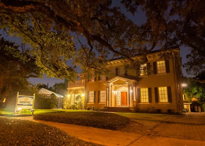 Hotel near College: Hi - Houston The Morty Rich Hostel