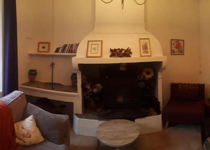 Maison Rose, centre Capestang, Canal du Midi 1 min, jardin privé ombragé, chambres climatisées