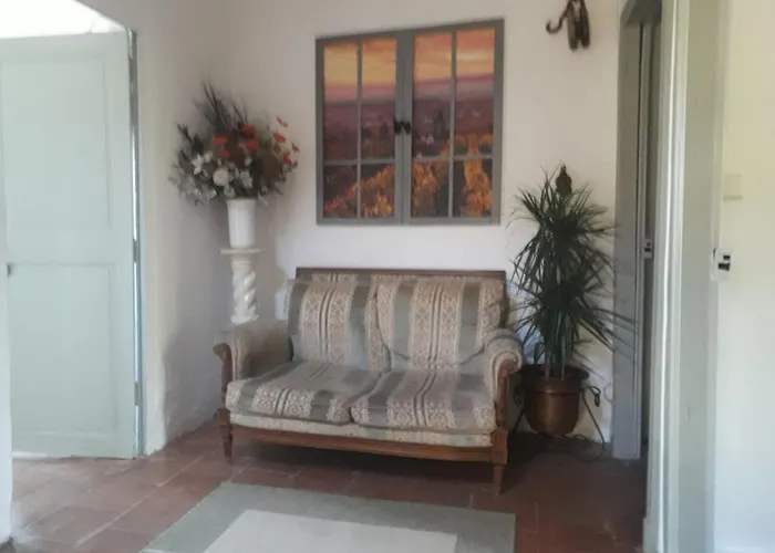 Maison Rose, centre Capestang, Canal du Midi 1 min, jardin privé ombragé, chambres climatisées