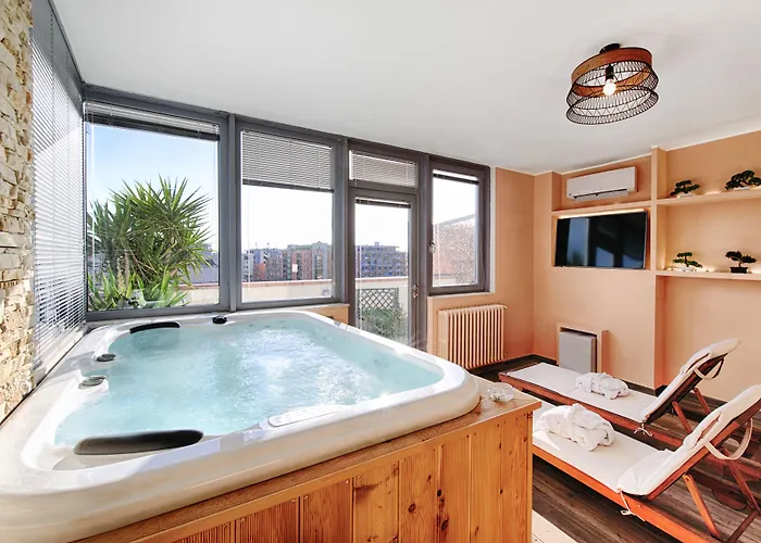 Penthouse Station Luxury Suites & Apartment