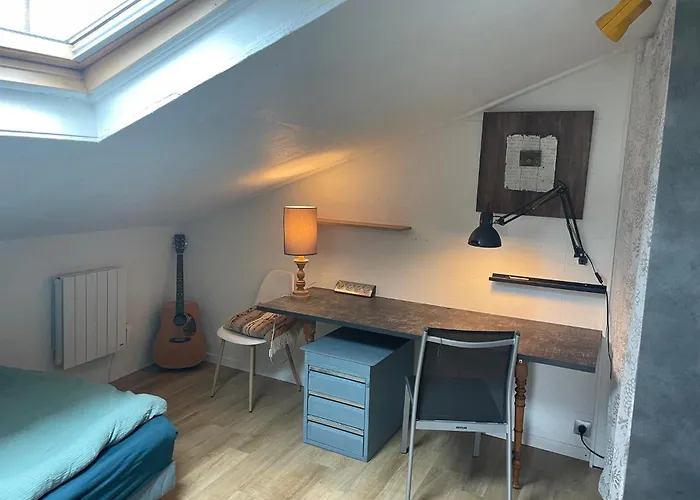 Chambre calme au dessus d'un atelier, kitchenette, douche et toilettes dédiées