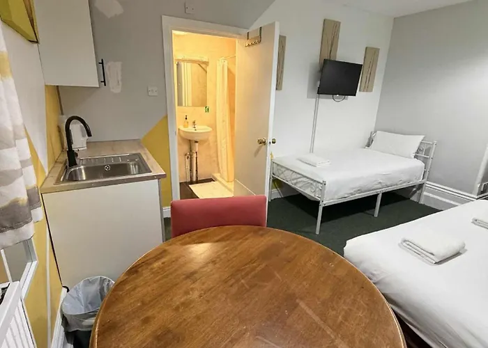 Ground Floor Studio Apartment In Gosport, Free Private Parking