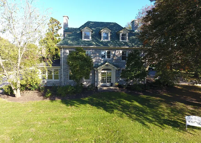 Hotel near College: The Manor On Front