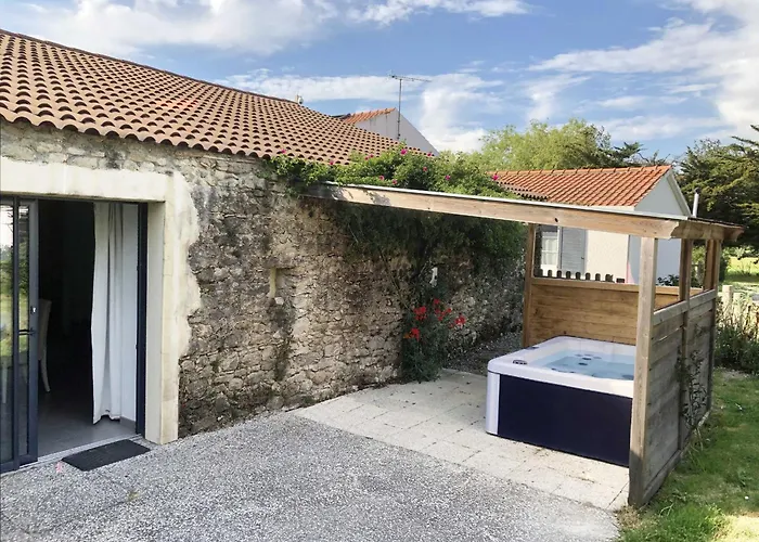 Gîte rénové avec spa, piscine chauffée, WiFi et accès handicapés au cœur du Marais Breton - FR-1-426-321