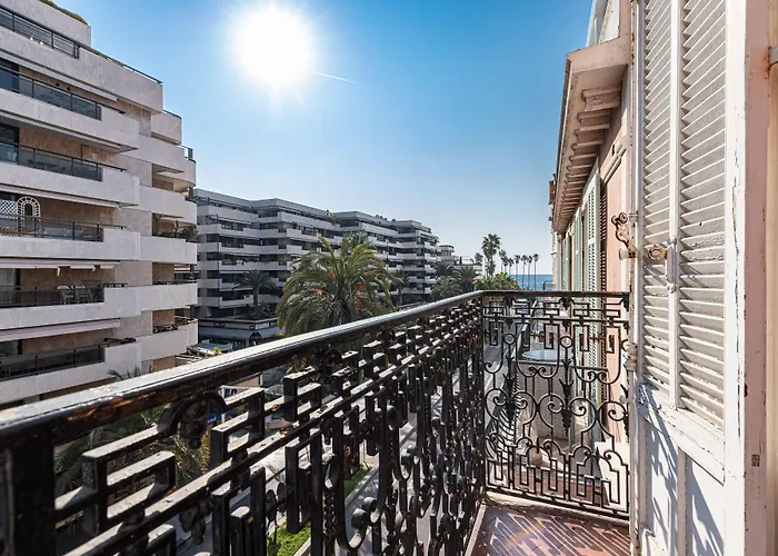 Modern Waikiki Hotel