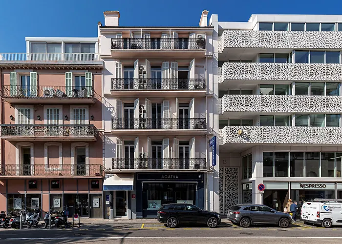 Modern Waikiki Hotel