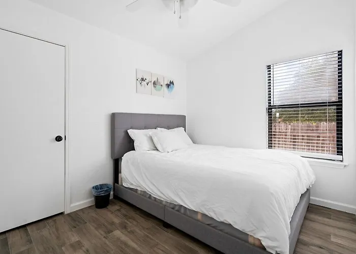 Spacious Family Home In Round Rock W Private Yard