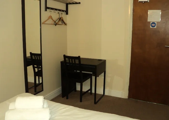 B&B only: New Globe Hotel