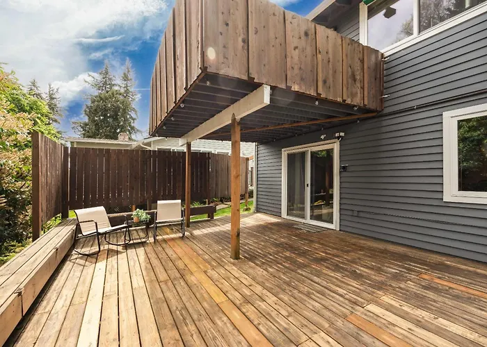 Kirkland Oasis Chic Basement Retreat With Hot Tub