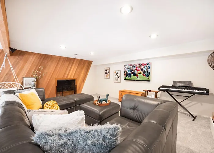 Kirkland Oasis Chic Basement Retreat With Hot Tub