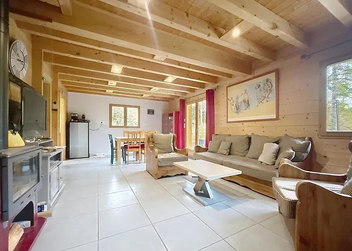 Chalet en bois avec très belle vue sur la montagne