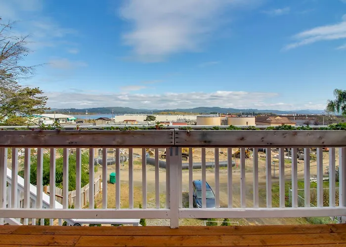 1 Mi To Dtwn Coos Bay: Sleek Apt W/ Deck & Views!