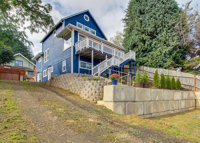 1 Mi To Dtwn Coos Bay: Sleek Apt W/ Deck & Views!