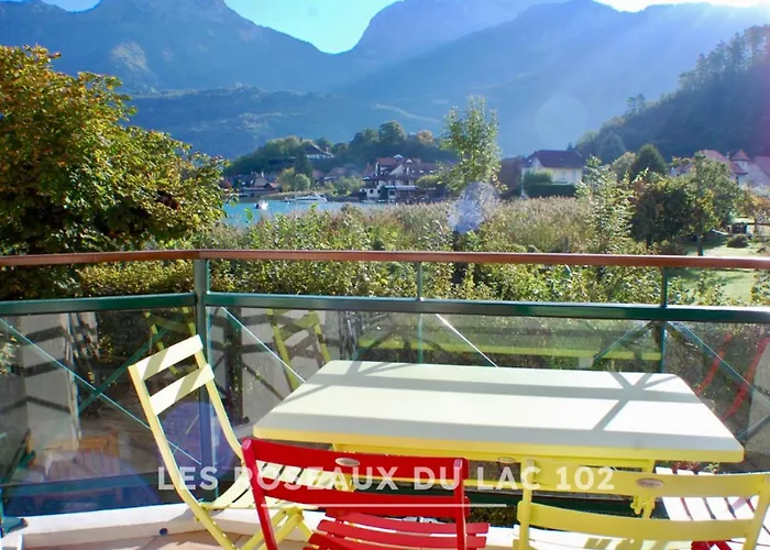Les Roseaux du Lac - 7 appartements situés dans une résidence posée au bord du lac d'Annecy