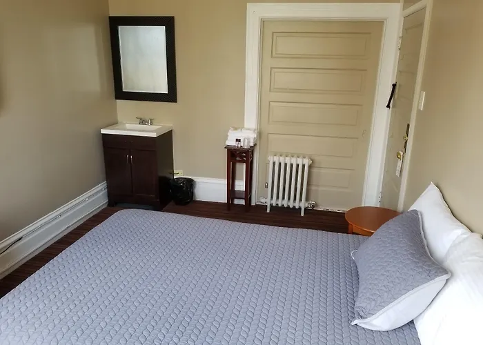 Hotel near College: Perramont Hotel