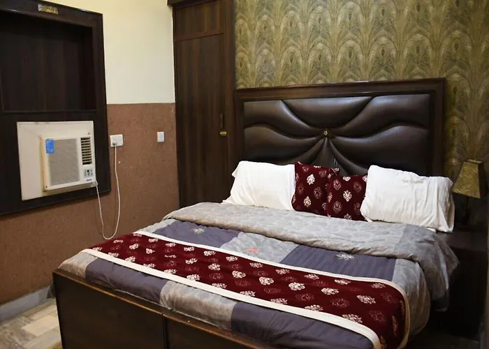 Waterpark hotel: Lucky Restaurant & Guest House Near Taj Mahal