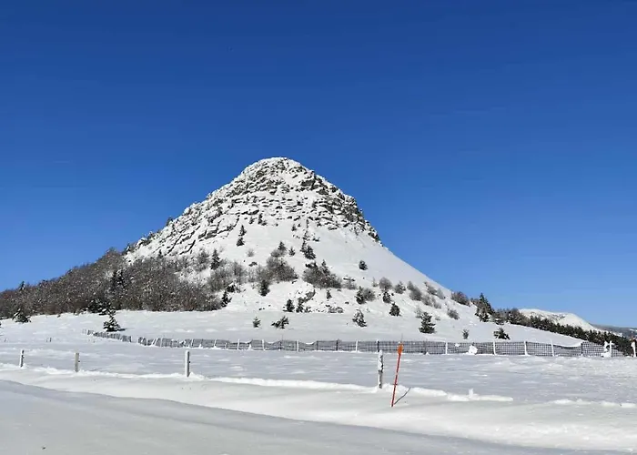 Clède lovée dans la forêt et sa rivière