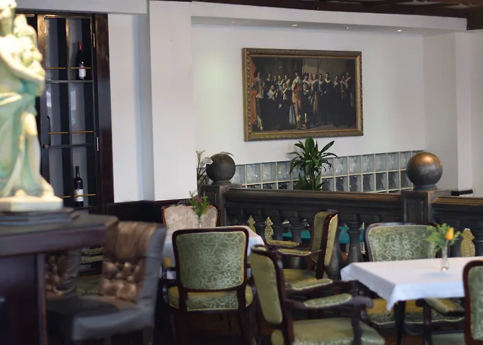 Luxury hotel only: Queen'S Astoria Design Hotel