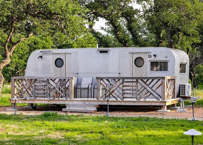 Vintage Camper Amazingly Equipped Great For A Unique Getaway In Texas
