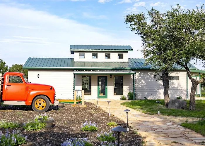 Charming Luxurious Airstream Beautifully Design With Indoor Bath In Texas