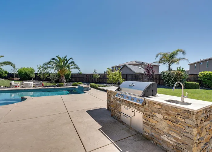 Luxe Roseville Home W/ Pool & Hot Tub!