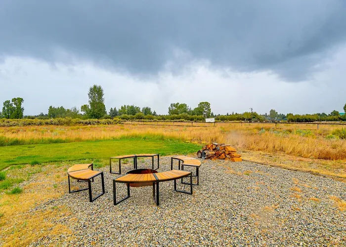 Pinedale Getaway Near Hiking, Skiing & Lakes!