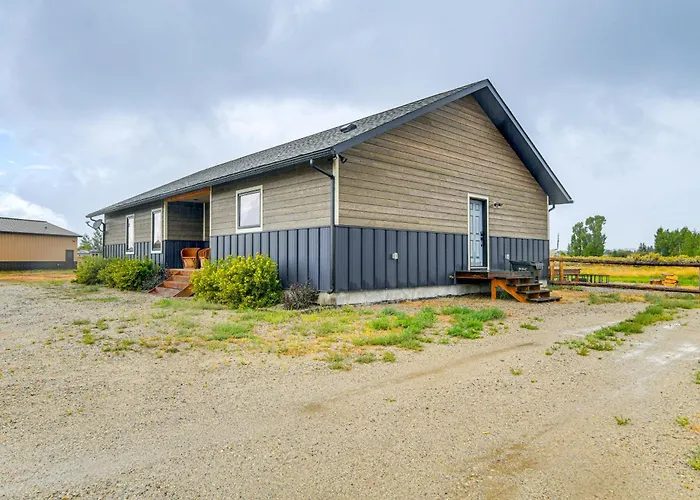 Pinedale Getaway Near Hiking, Skiing & Lakes!