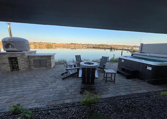 Moses Lake Vineyard Retreat-Waterfront Escapism