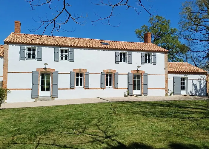 Spacieux Gîtes en Vendée avec Piscine Chauffée - FR-1-426-596