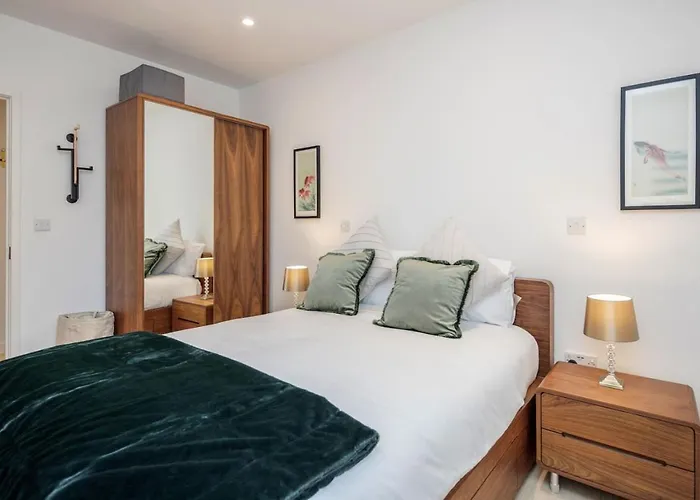 Elegant Epsom Modern Apartment