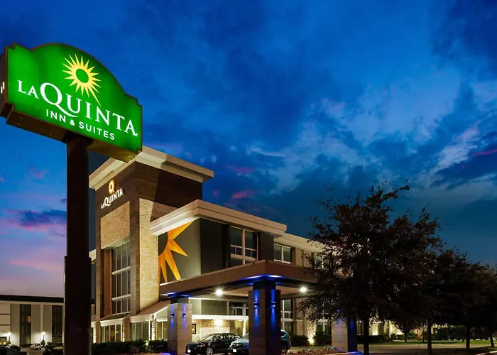 Pet Friendly hotel: La Quinta By Wyndham Dallas I-35 Walnut Hill Ln