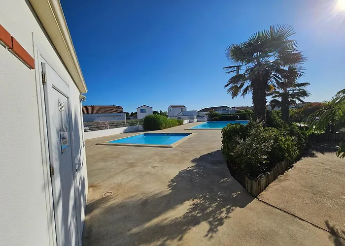 Maisonnette Lumineuse Proche Plage Avec Piscine - Fr-1-476-198