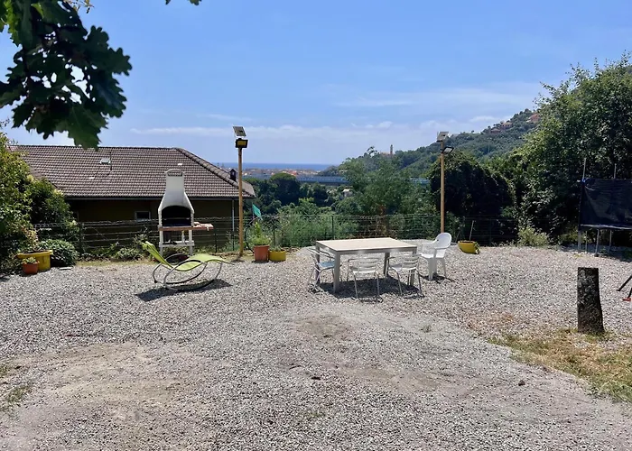 Villa tranquilla immersa nel verde a 2 Km dal mare