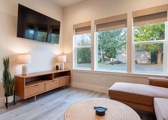 New Modern Home - Movie And Game Room - Family Friendly
