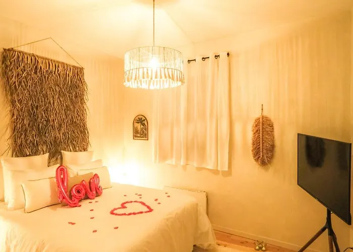 Loveroom La Villa Lova avec spa privé et pièce secrète