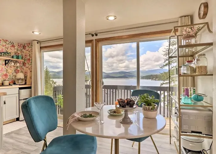 Lakefront Honeymoon Bay Studio Cottage