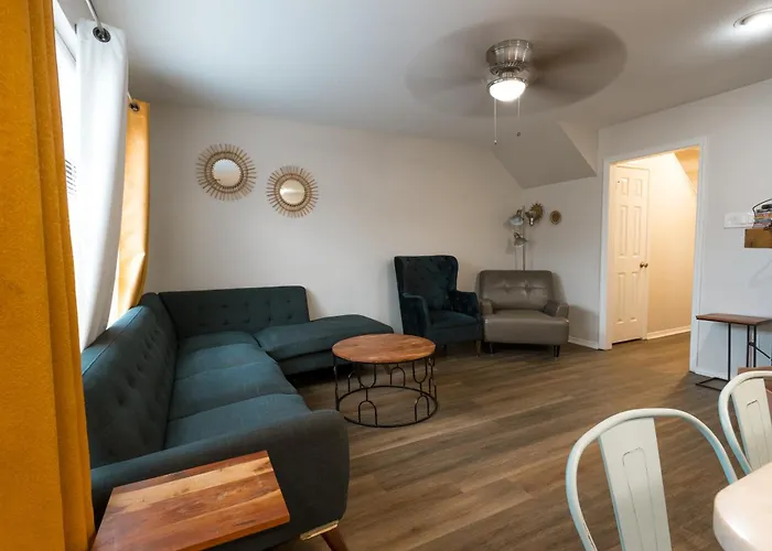 3 Bed Townhouse With King Bed Mins From Downtown