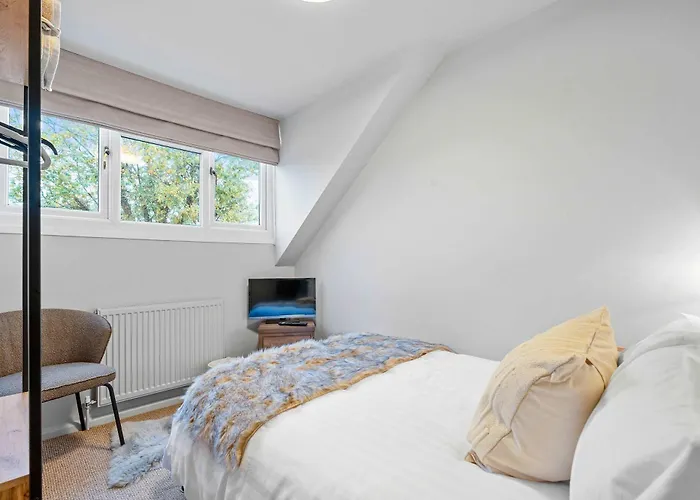 Cosy 3 Bed With Parking