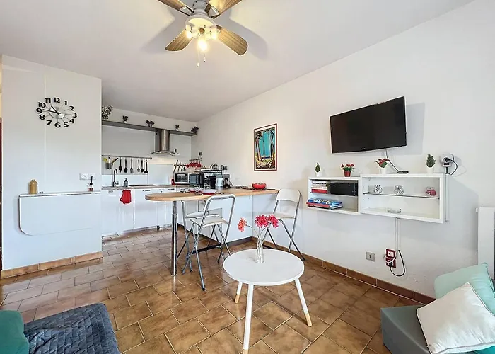 Type 2 à Saint-Cyr-sur-Mer avec terrasse et parking, idéal pour 4 personnes - FR-1-770-63