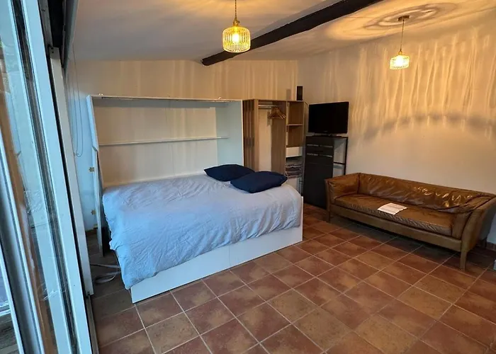 Studio with pool&quiet, non-shared garden, 1 lit double