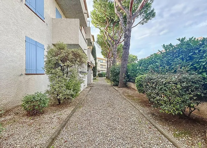 Type 2 à Saint-Cyr-sur-Mer avec terrasse et parking, idéal pour 4 personnes - FR-1-770-63