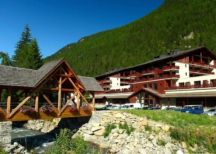 Appartement LE BUET skis aux pieds, piscine&Spa