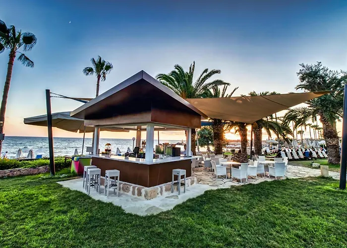 Hotel near College: Coral Beach Hotel & Resort Cyprus