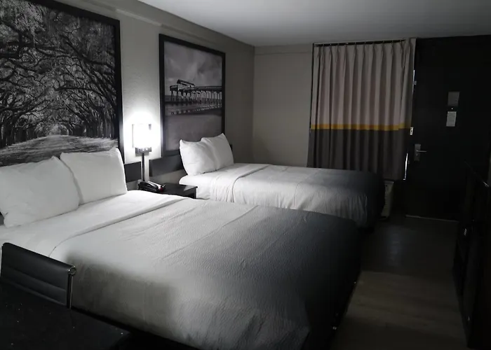 Super 8 By Wyndham Savannah