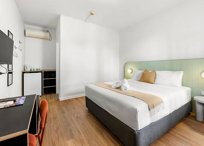 Hotel near College: The Palms Motel- Formerly Flinders Motel